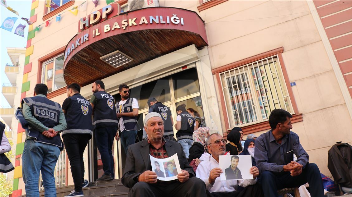 Terör örgütü PJAK'a katılan çocukları için "evlat nöbeti"ndeler