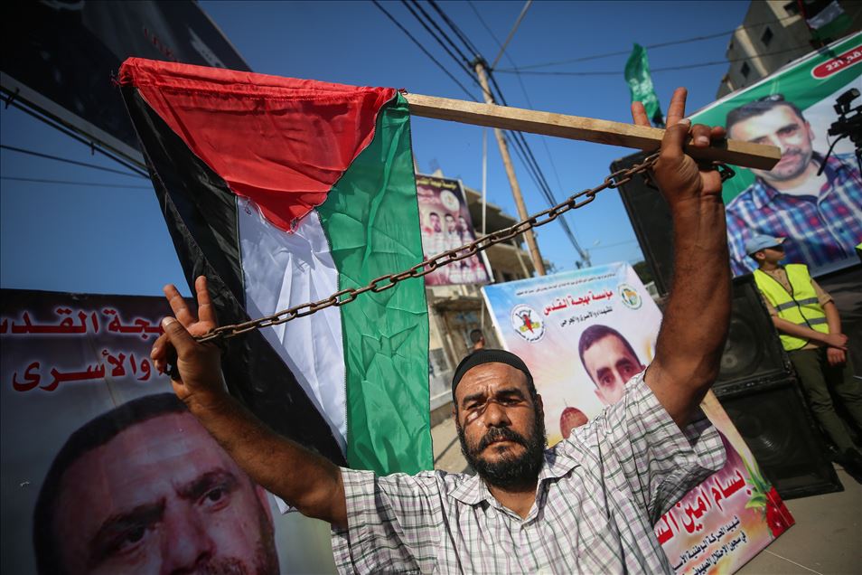 فلسطينيون بغزة يشاركون بحفل تأبين للشهيد "السايح"
