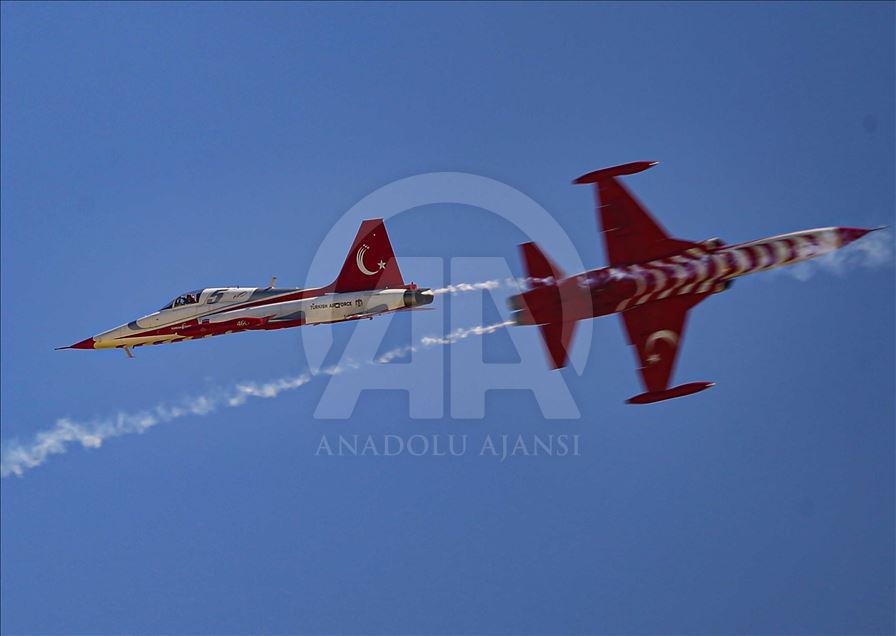 Demostración acrobática de las Fuerzas Aéreas turcas en el Teknofest Estambul 2019