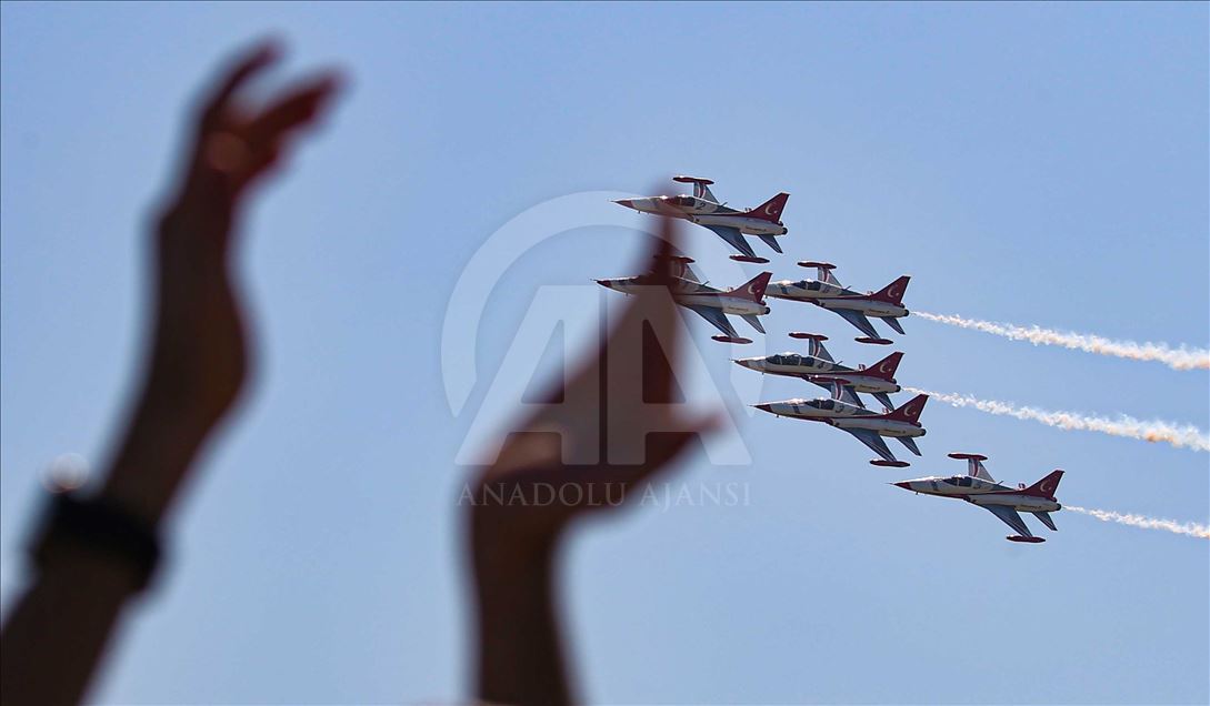 Demostración acrobática de las Fuerzas Aéreas turcas en el Teknofest Estambul 2019