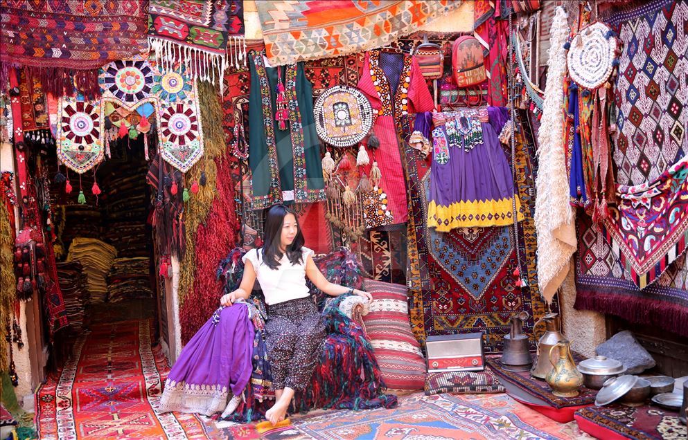 Разноцветные ковры ручной работы из различных провинций Турции привлекают интерес иностранных туристов