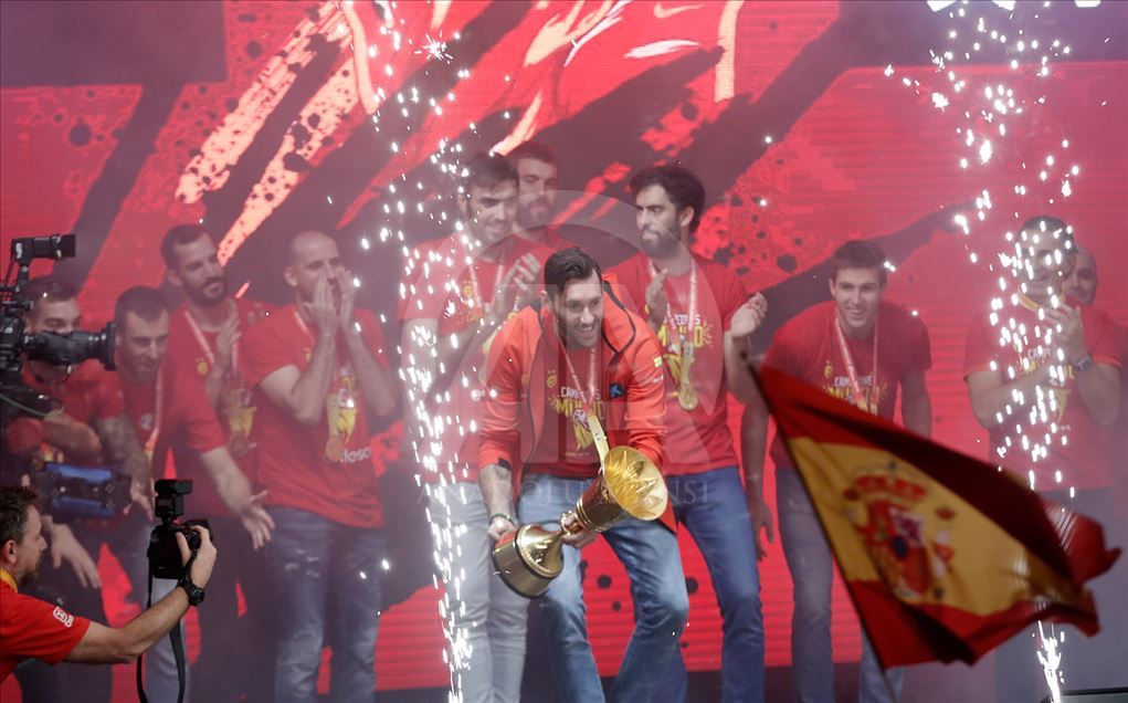 El equipo español de baloncesto celebra la victoria de la Copa del Mundo en Madrid