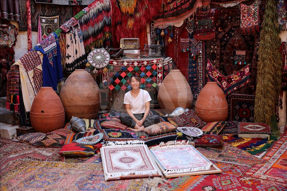 Разноцветные ковры ручной работы из различных провинций Турции привлекают интерес иностранных туристов