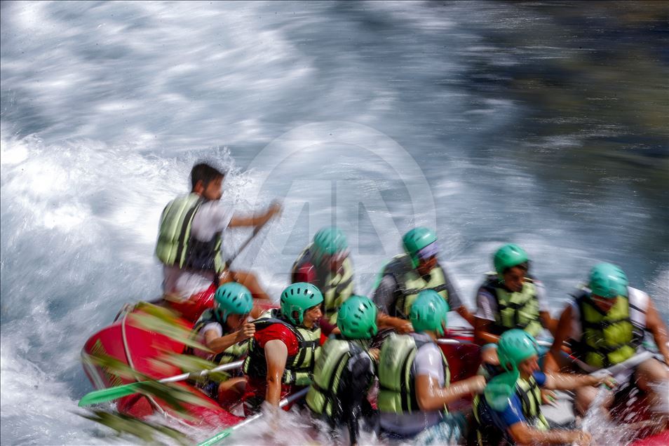 Köprüçay, adrenalin tutkunu turistlere rafting heyecanı yaşatıyor