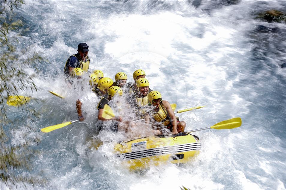 Köprüçay, adrenalin tutkunu turistlere rafting heyecanı yaşatıyor