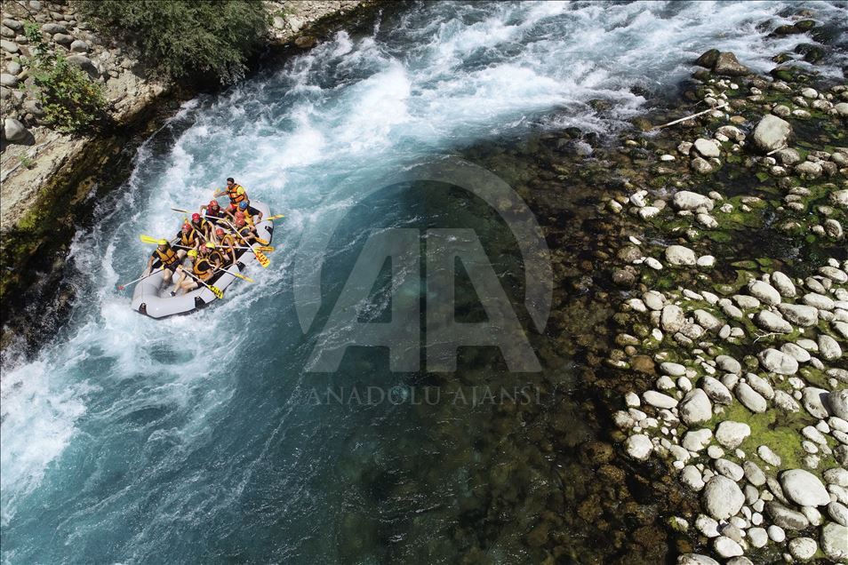 Köprüçay, adrenalin tutkunu turistlere rafting heyecanı yaşatıyor