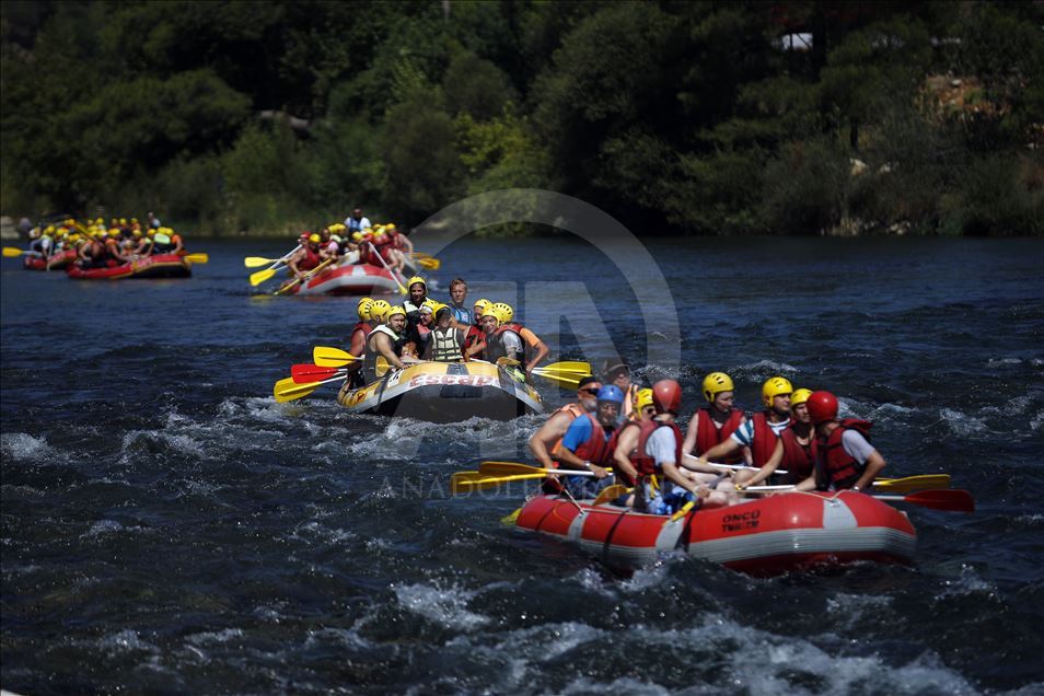 Köprüçay, adrenalin tutkunu turistlere rafting heyecanı yaşatıyor