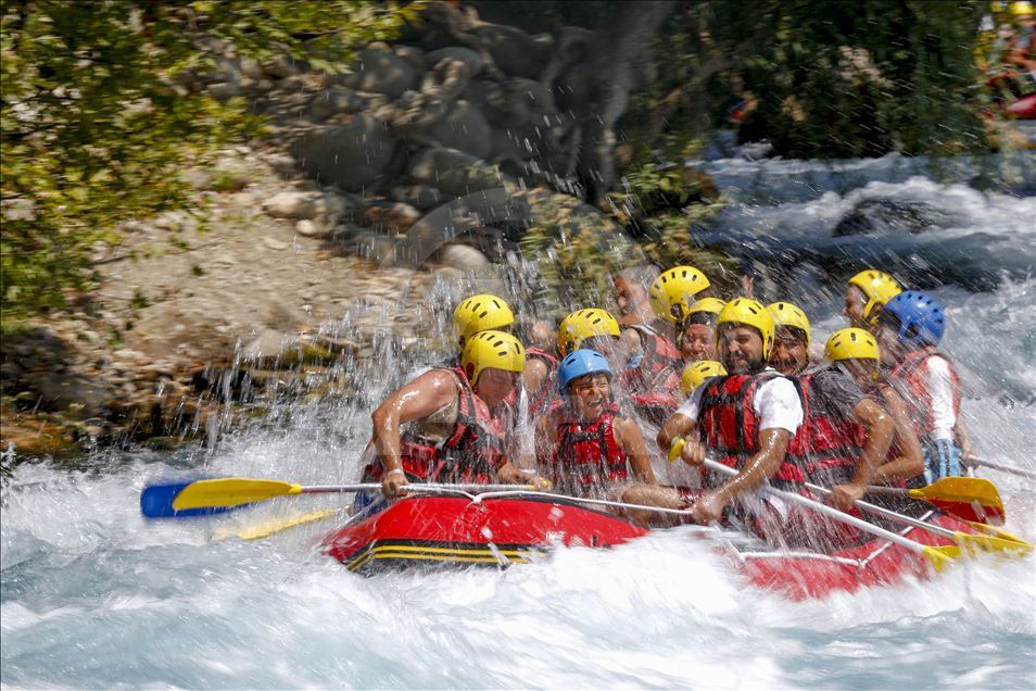 Köprüçay, adrenalin tutkunu turistlere rafting heyecanı yaşatıyor