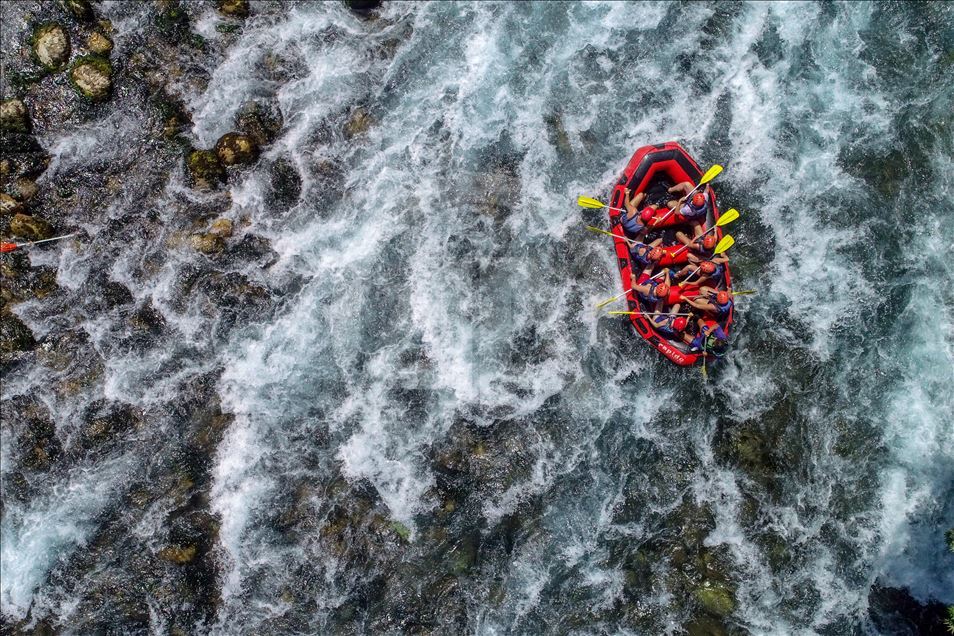 Köprüçay, adrenalin tutkunu turistlere rafting heyecanı yaşatıyor