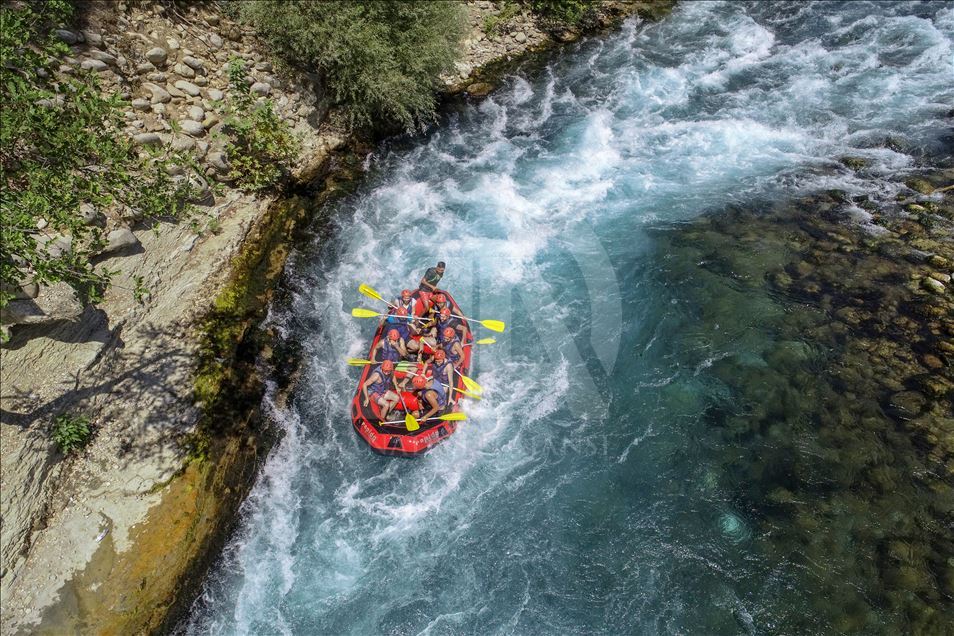Köprüçay, adrenalin tutkunu turistlere rafting heyecanı yaşatıyor