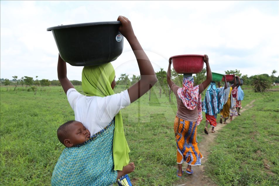 Nijeryalı kadınlar kafalarında yük taşıyarak para kazanıyor