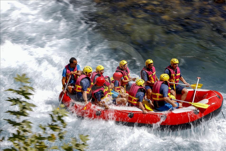 Köprüçay, adrenalin tutkunu turistlere rafting heyecanı yaşatıyor
