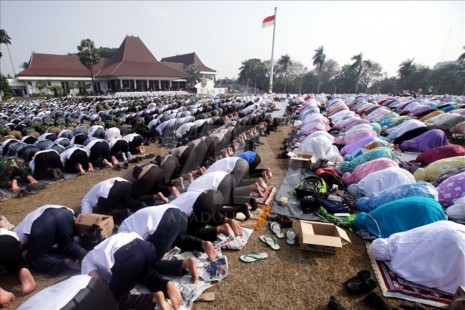 Warga Palembang gelar salat Istisqa
