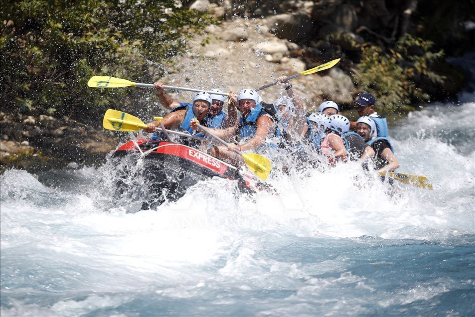 Köprüçay, adrenalin tutkunu turistlere rafting heyecanı yaşatıyor