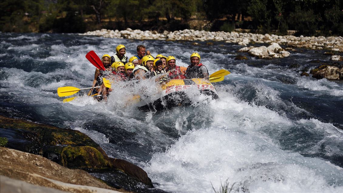 Köprüçay, adrenalin tutkunu turistlere rafting heyecanı yaşatıyor