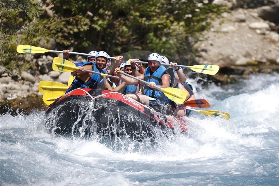 Köprüçay, adrenalin tutkunu turistlere rafting heyecanı yaşatıyor