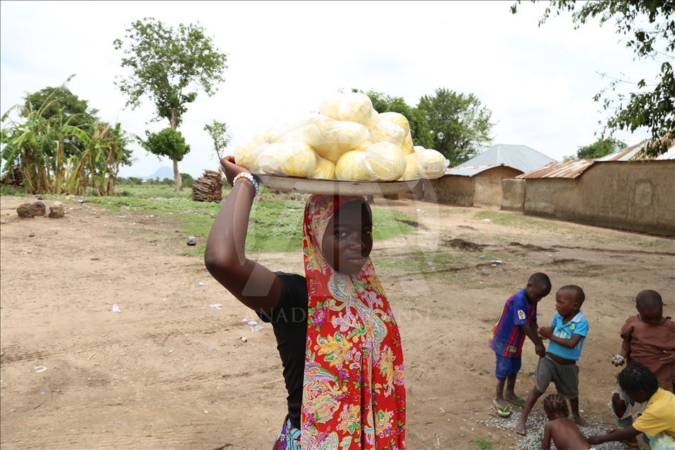 Nijeryalı kadınlar kafalarında yük taşıyarak para kazanıyor