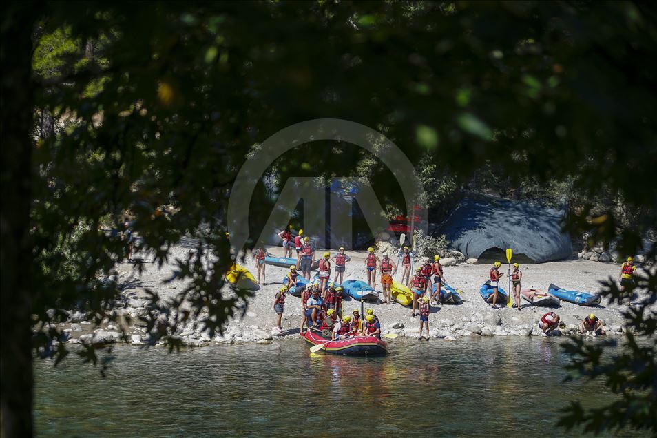 Köprüçay, adrenalin tutkunu turistlere rafting heyecanı yaşatıyor
