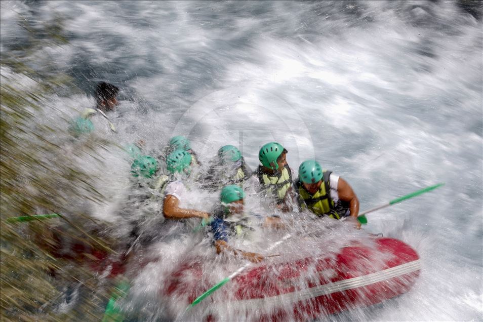 Köprüçay, adrenalin tutkunu turistlere rafting heyecanı yaşatıyor