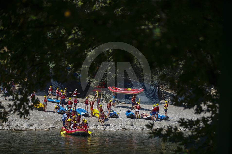 Köprüçay, adrenalin tutkunu turistlere rafting heyecanı yaşatıyor