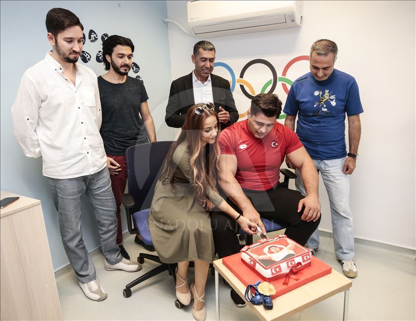 Dünya şampiyonu Rıza Kayaalp, AA'yı ziyaret etti