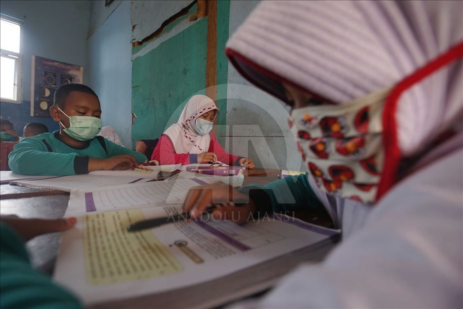 Kabut asap sebabkan murid-murid gunakan masker saat belajar