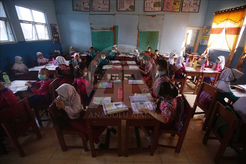 Kabut asap sebabkan murid-murid gunakan masker saat belajar