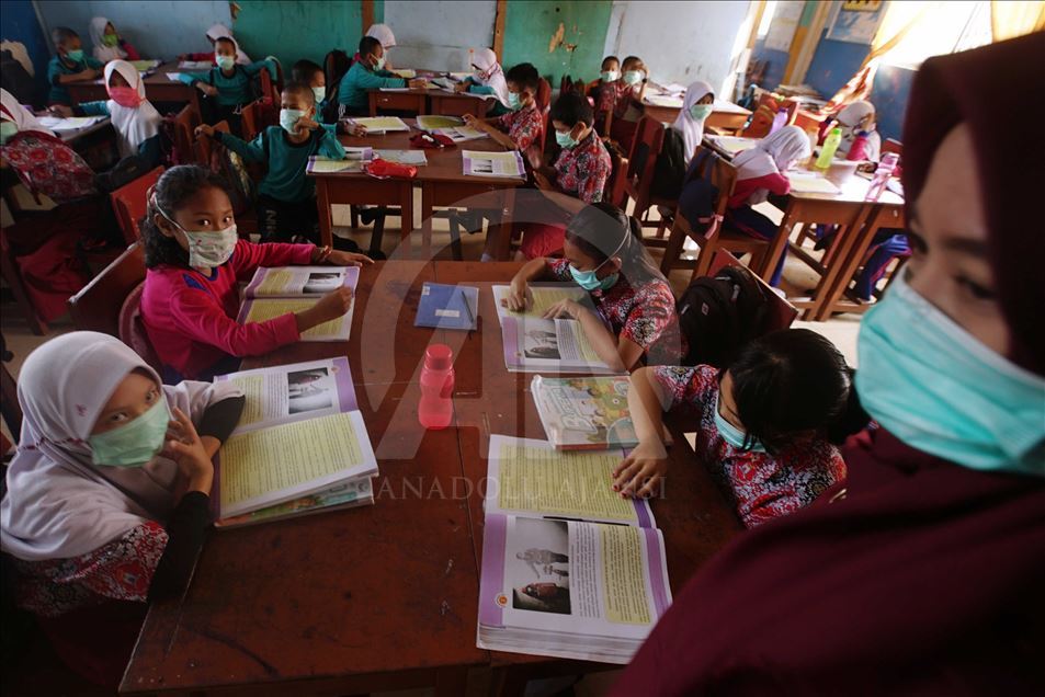 Kabut asap sebabkan murid-murid gunakan masker saat belajar