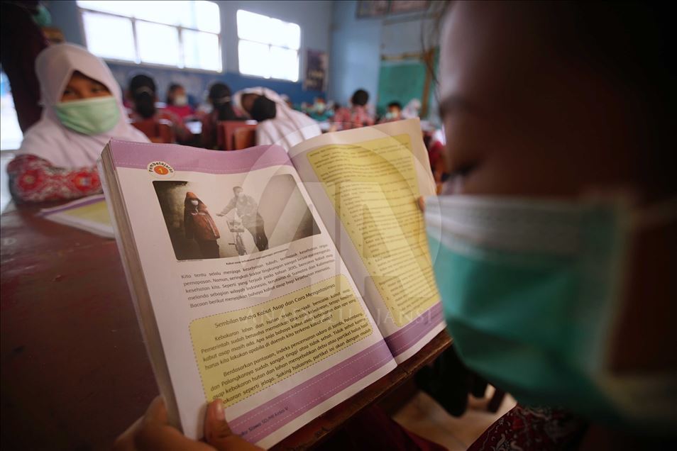 Kabut asap sebabkan murid-murid gunakan masker saat belajar