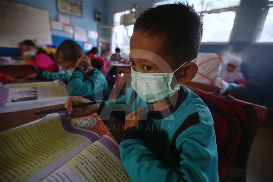 Kabut asap sebabkan murid-murid gunakan masker saat belajar
