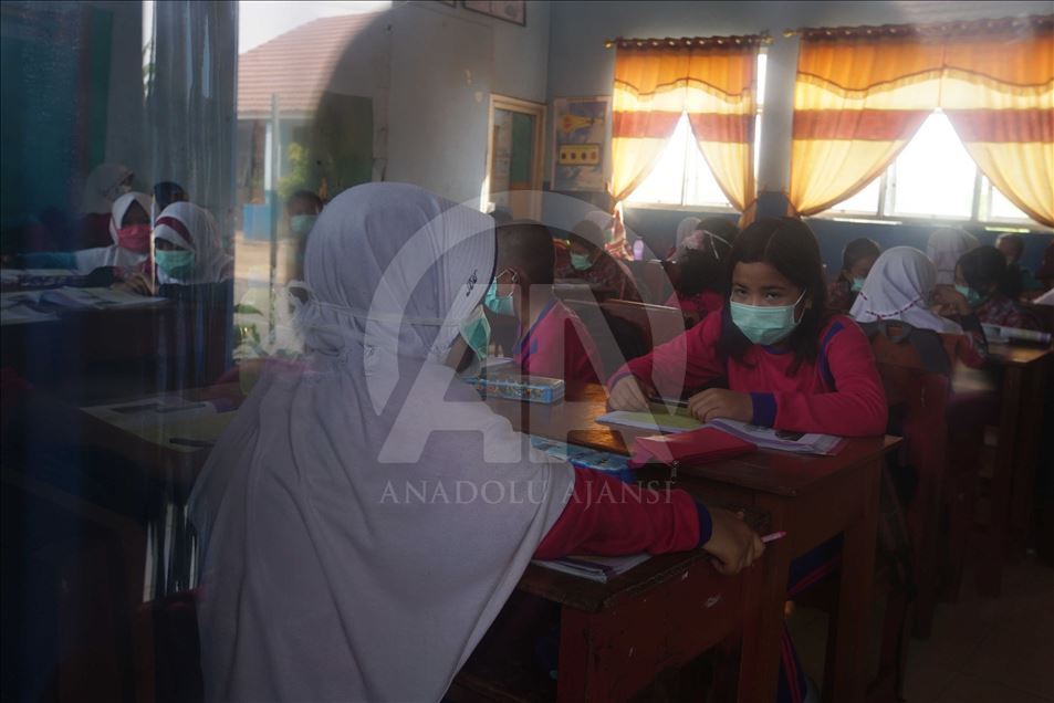Kabut asap sebabkan murid-murid gunakan masker saat belajar