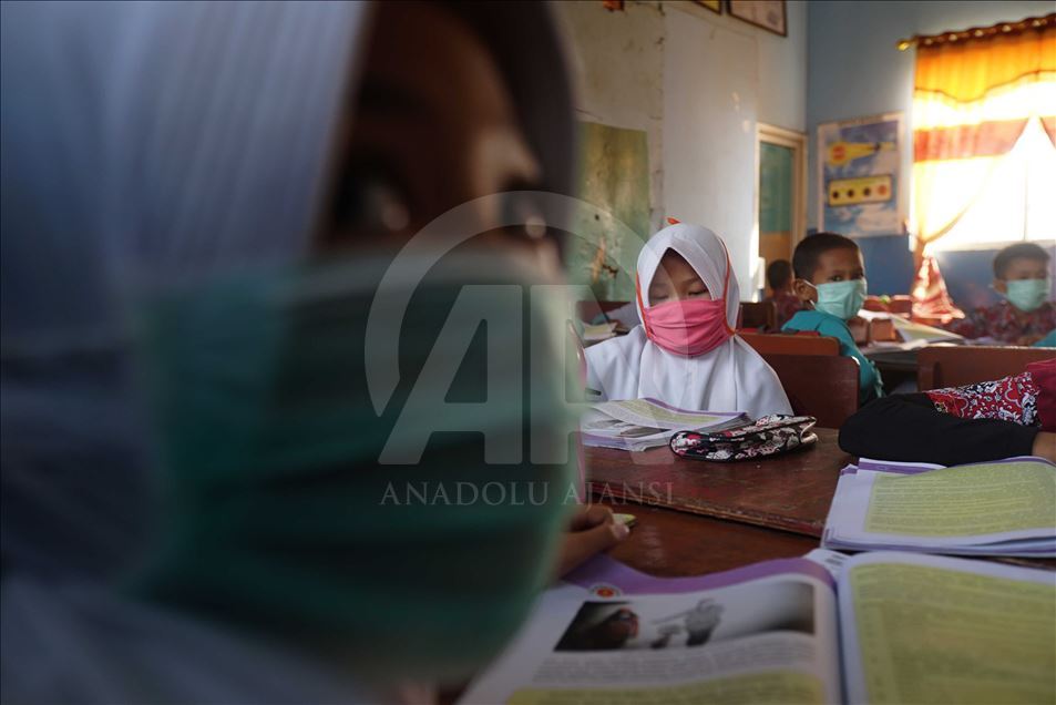 Kabut asap sebabkan murid-murid gunakan masker saat belajar