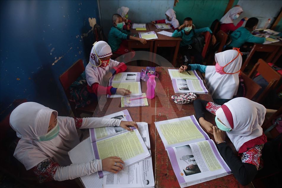 Kabut asap sebabkan murid-murid gunakan masker saat belajar