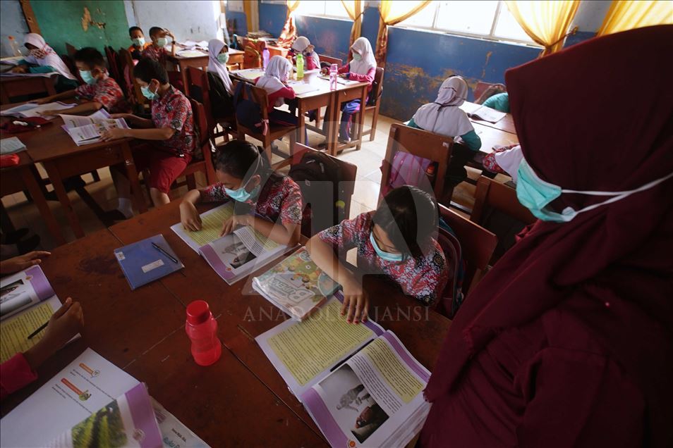 Kabut asap sebabkan murid-murid gunakan masker saat belajar