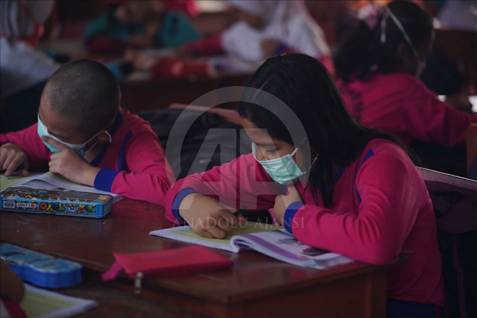 Kabut asap sebabkan murid-murid gunakan masker saat belajar
