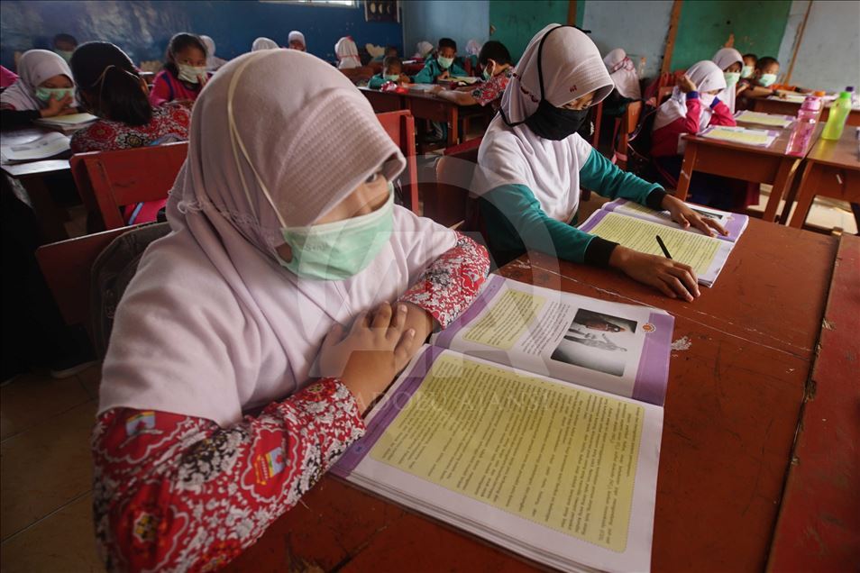Kabut asap sebabkan murid-murid gunakan masker saat belajar