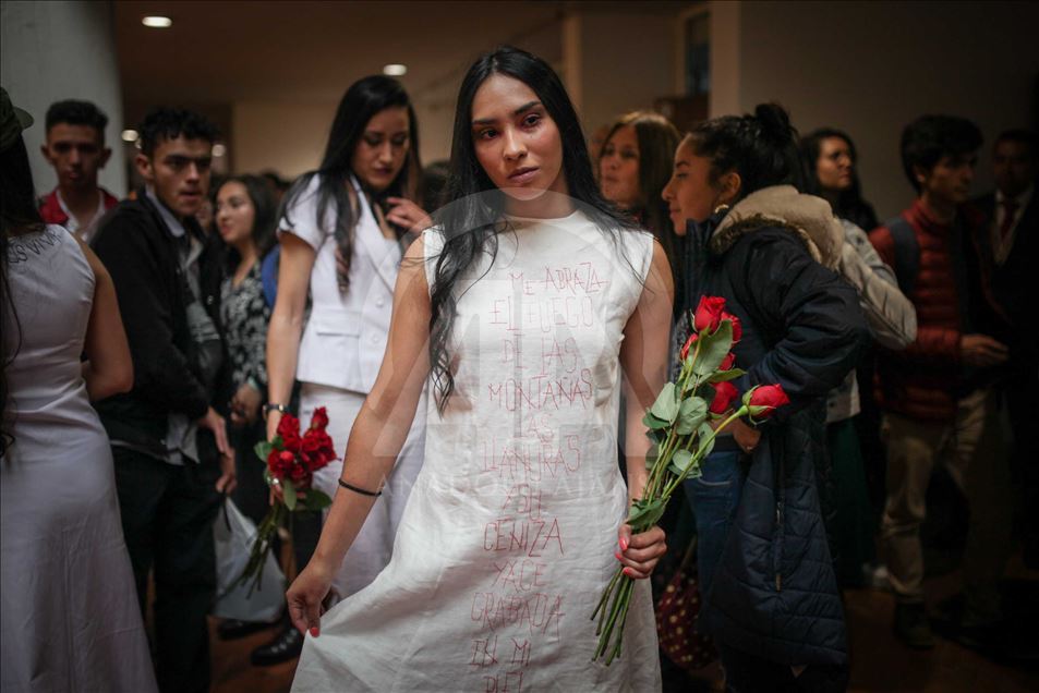 Ex guerrilleros de las FARC muestran la primera colección de moda llamada "PAZarela"