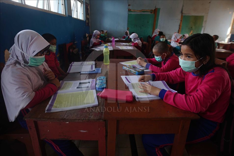 Kabut asap sebabkan murid-murid gunakan masker saat belajar
