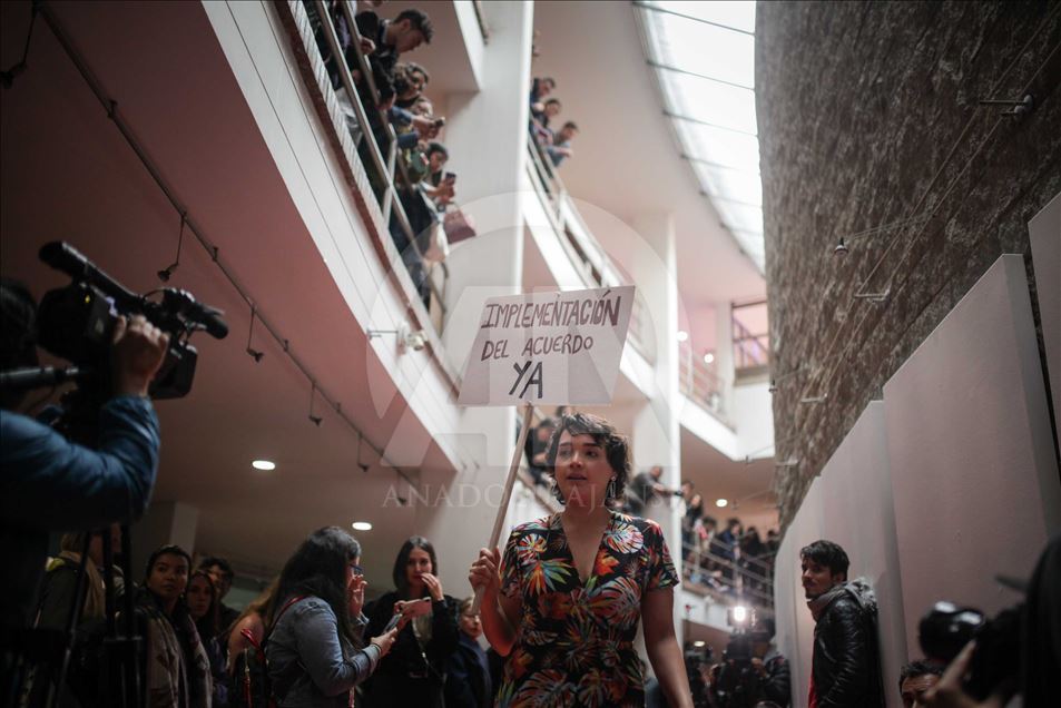 Ex guerrilleros de las FARC muestran la primera colección de moda llamada "PAZarela"