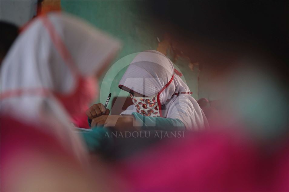 Kabut asap sebabkan murid-murid gunakan masker saat belajar
