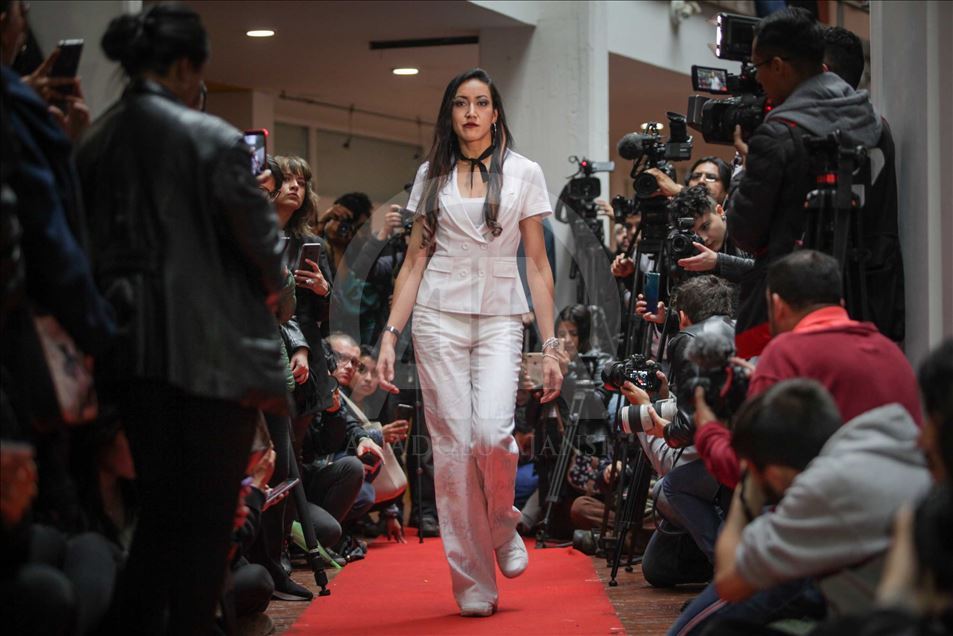 Ex guerrilleros de las FARC muestran la primera colección de moda llamada "PAZarela"