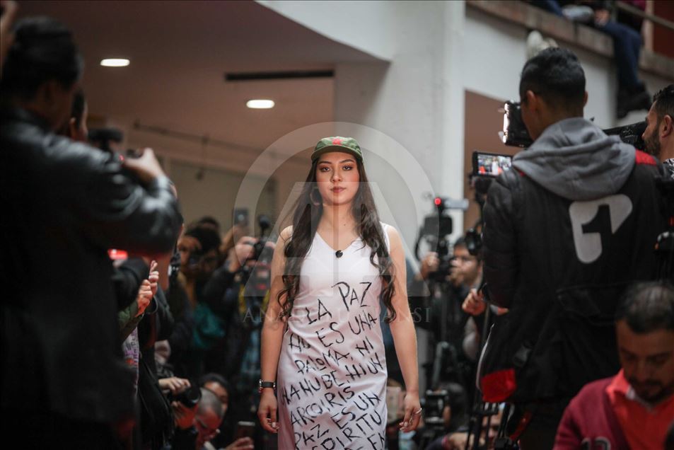Ex guerrilleros de las FARC muestran la primera colección de moda llamada "PAZarela"
