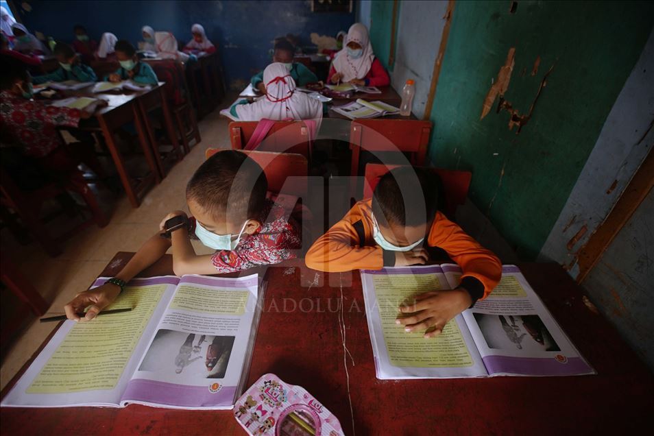 Kabut asap sebabkan murid-murid gunakan masker saat belajar