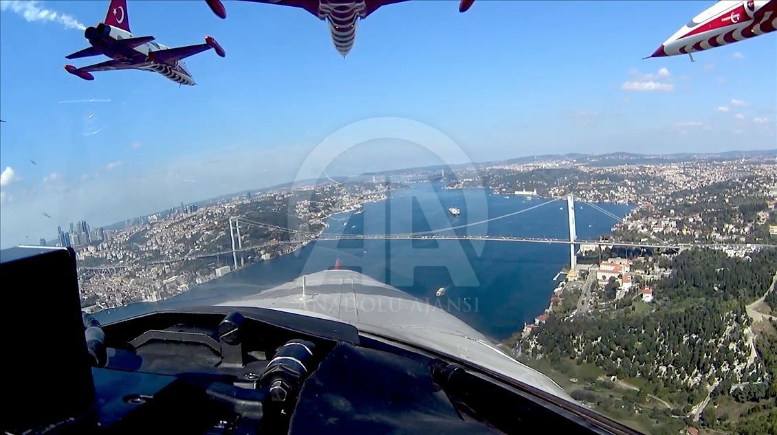 مشاهد مثيرة لإسطنبول من قمرة قيادة طائرات "النجوم التركية"