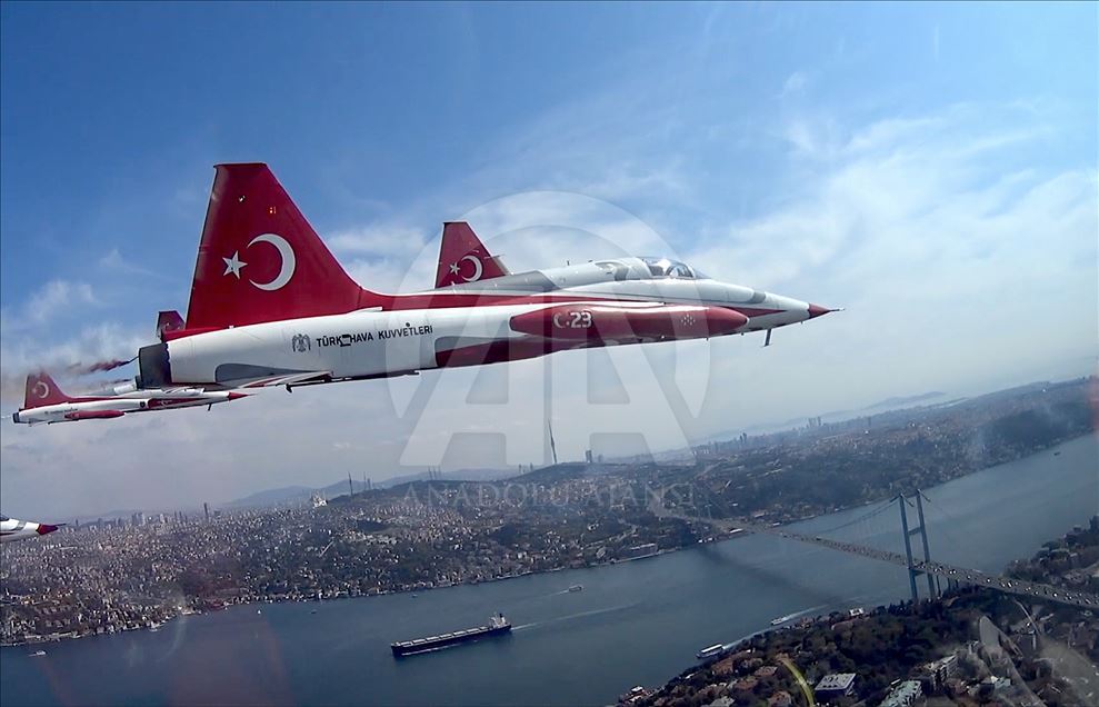 Türk Yıldızları'nın İstanbul'u selamlamasına "kokpit içi" bakış