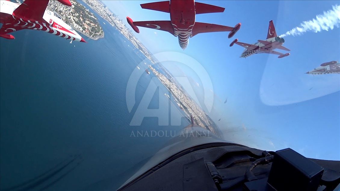 مشاهد مثيرة لإسطنبول من قمرة قيادة طائرات "النجوم التركية"