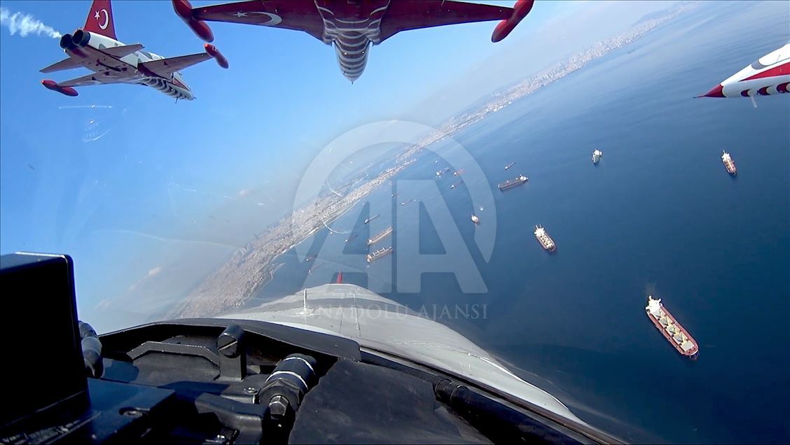 مشاهد مثيرة لإسطنبول من قمرة قيادة طائرات "النجوم التركية"