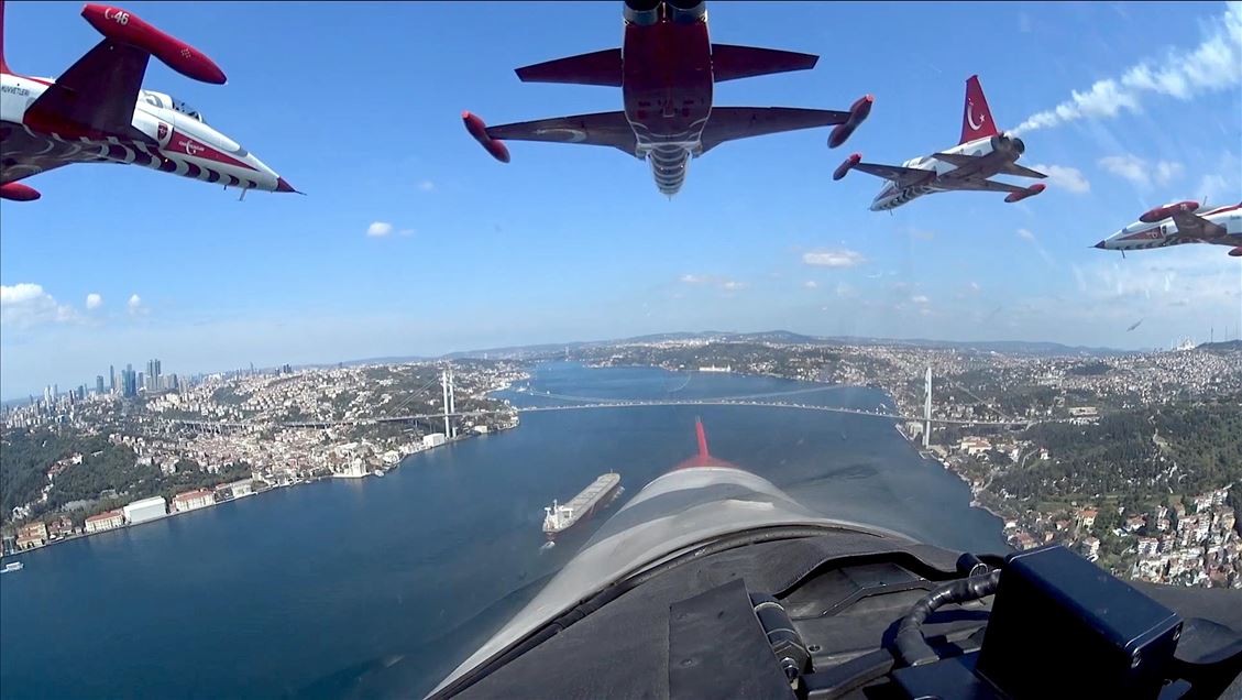 Turkish Stars greeting Istanbul