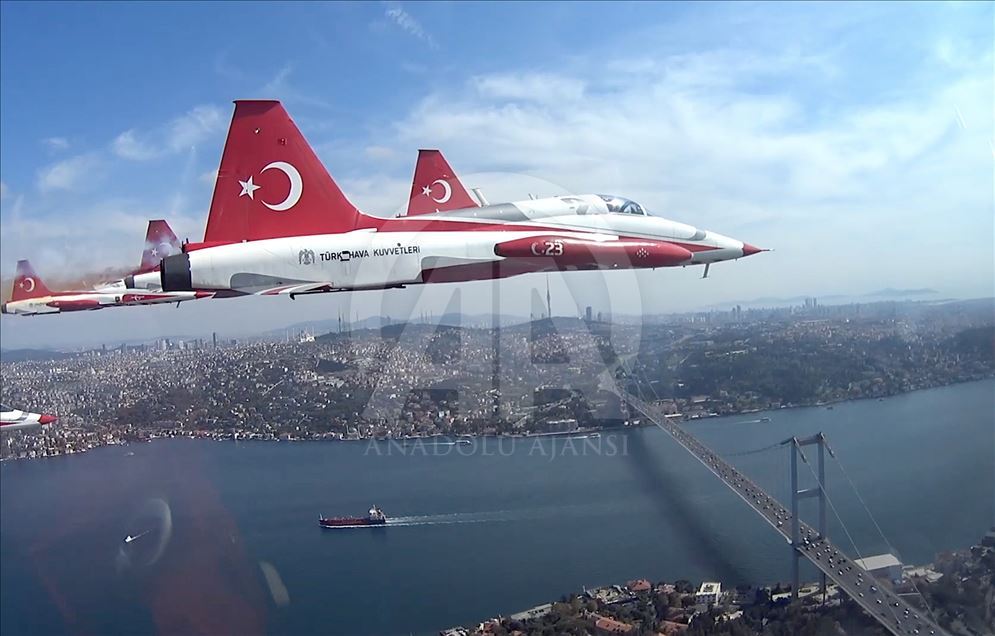 Türk Yıldızları'nın İstanbul'u selamlamasına "kokpit içi" bakış