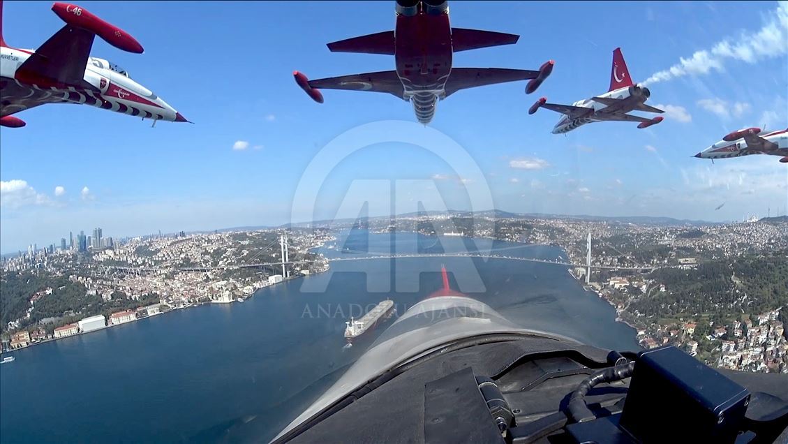 مشاهد مثيرة لإسطنبول من قمرة قيادة طائرات "النجوم التركية"